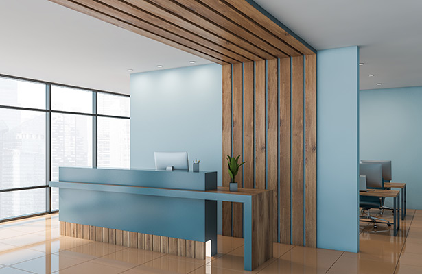    Ein in Pastellblau gehaltener Eingangsbereich eines Büros mit Holzelementen an der Wand. 